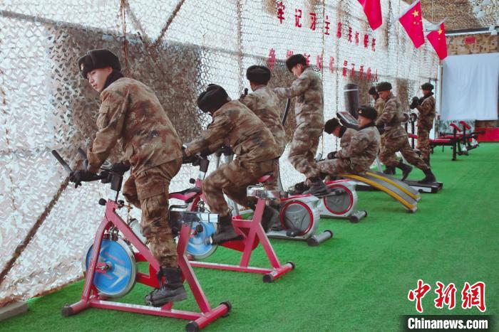 圖為阿里軍分區(qū)某邊防團(tuán)官兵在陽光房里鍛煉?！詵| 攝