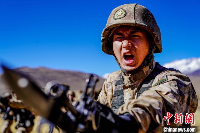 官兵正在進行刺殺操訓練?！∥鞑厣侥宪姺謪^(qū)某團供圖