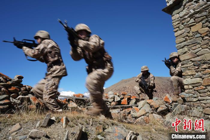 官兵正在進行戰(zhàn)術綜合訓練?！∥鞑厣侥宪姺謪^(qū)某團供圖