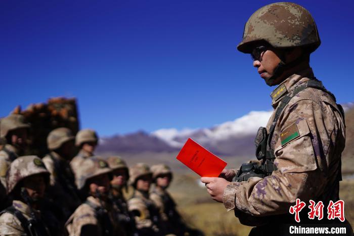 訓練間隙，楊磊正在為官兵作宣講。　西藏山南軍分區(qū)某團供圖