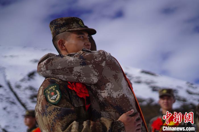 退伍老兵相擁留念?！∥鞑厣侥宪姺謪^(qū)某團供圖