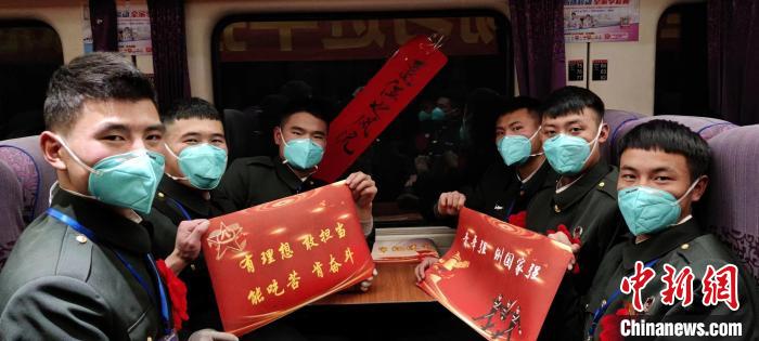 退伍老兵在退伍專列上合影留念?！∥鞑厣侥宪姺謪^(qū)某團供圖