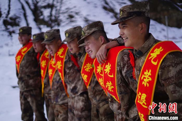 退伍老兵合照留念?！∥鞑厣侥宪姺謪^(qū)某團供圖