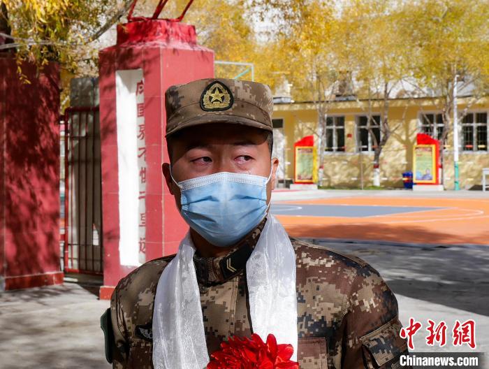 圖為什布奇邊防連退伍老兵臨別前再看一眼連隊(duì)?！詵| 攝