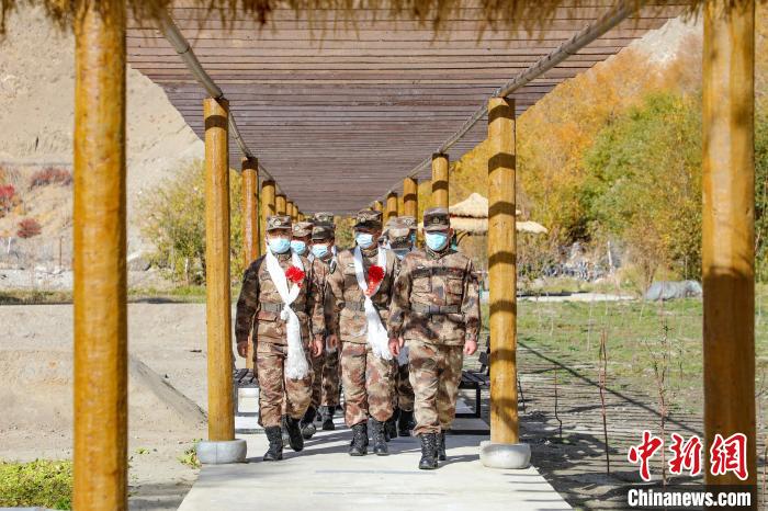 圖為什布奇邊防連退伍老兵臨別前再看一眼連隊(duì)?！詵| 攝
