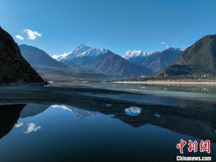 西藏林芝雅魯藏布江和遠(yuǎn)處的雪山?！《拘?攝