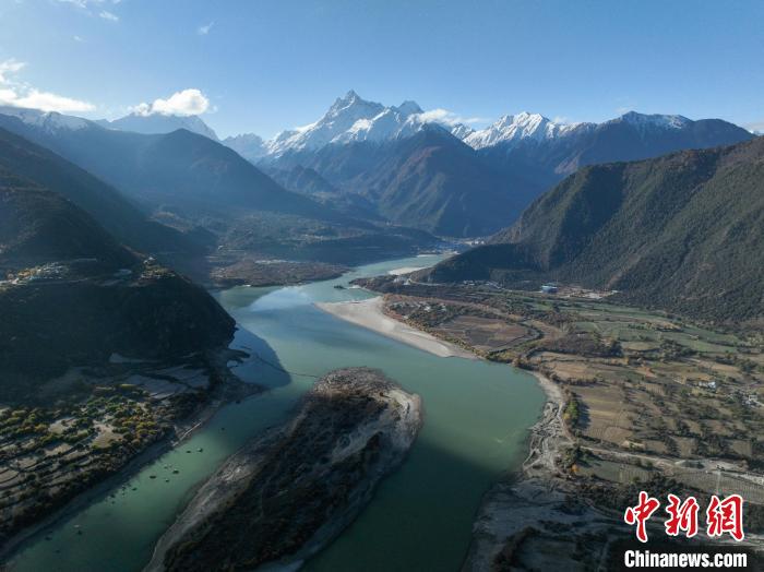 西藏林芝雅魯藏布大峽谷的雪山風(fēng)光?！《拘?攝