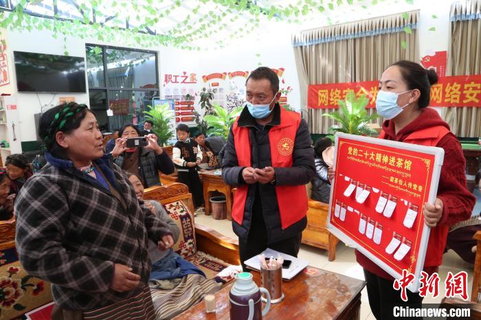圖為瓊結(jié)縣村民參與問(wèn)答?！愔闈扇?攝
