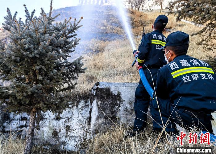 12月6日，布達(dá)拉宮消防救援大隊(duì)在布達(dá)拉宮山體林草區(qū)域開(kāi)展?jié)窕ぷ鳌！㈣?攝