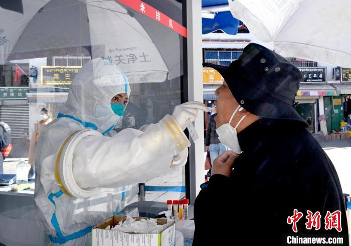 12月7日，拉薩市民正在進(jìn)行核酸檢測(cè)?！±盍?攝