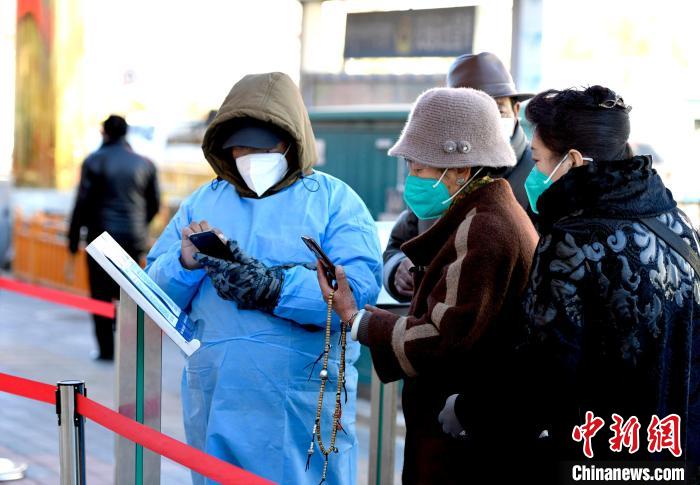 12月7日，拉薩市民掃碼進(jìn)入銀行辦理業(yè)務(wù)?！±盍?攝