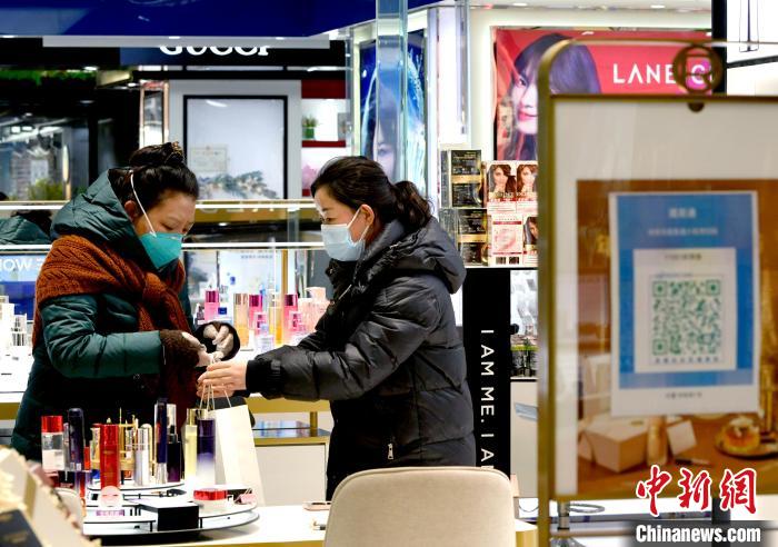 12月7日，拉薩，市民掃碼進(jìn)入拉薩百貨大樓選購(gòu)護(hù)膚品?！±盍?攝