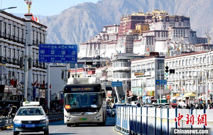12月7日，一輛公交車從拉薩市城關(guān)區(qū)北京東路駛過?！±盍?攝