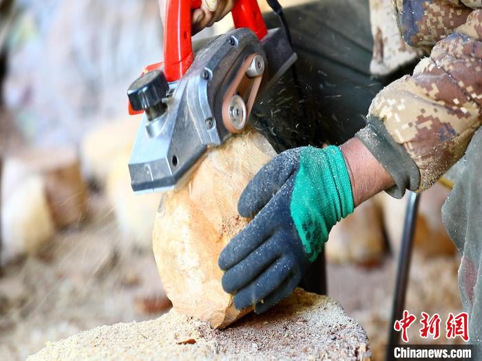 圖為手工藝人正在制作木碗?！〉录?　攝