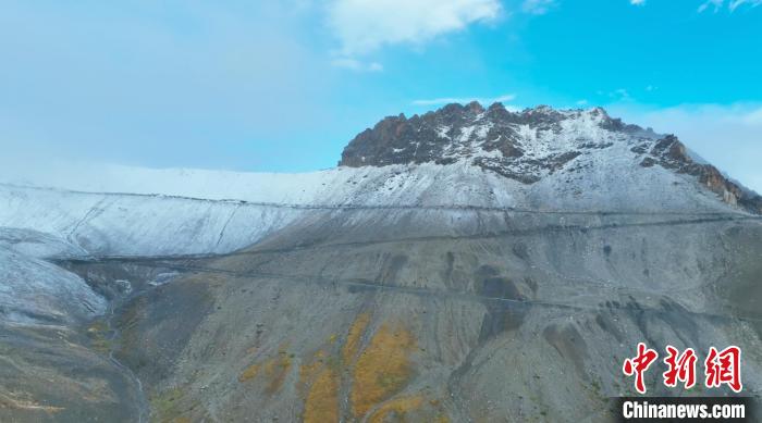 圖為邊壩縣降雪時夏貢拉山段路況?！∵厜慰h融媒體中心供圖