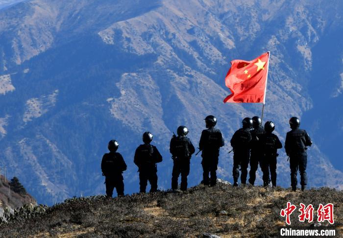 1月6日，移民警察在執(zhí)勤?！±盍?攝