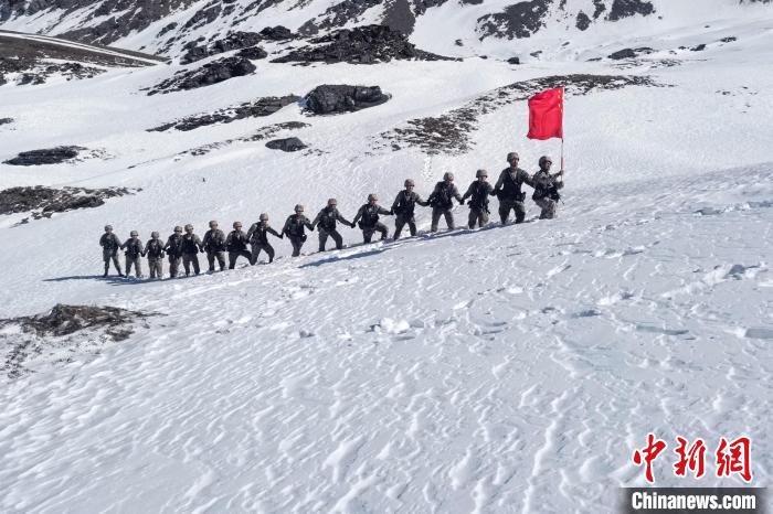 春節(jié)期間，西藏軍區(qū)山南軍分區(qū)某邊防團(tuán)官兵踏雪巡邊?！〉┰鰰x美 攝