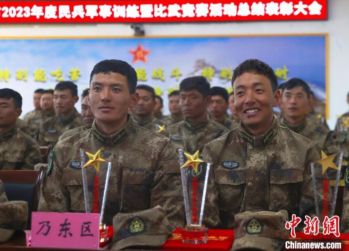 表彰大會上，獲獎選手開心瞬間?！敲衫?攝