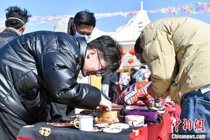 圖為展銷會現(xiàn)場?！∝暩聛硭?攝