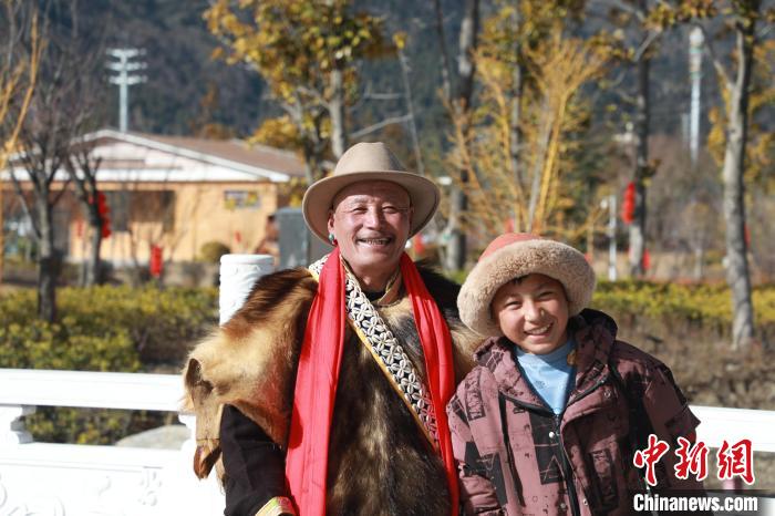 圖為林芝市巴宜區(qū)布久鄉(xiāng)仲果村村民桑杰與孫子一起參加藏歷新年活動(dòng)。　張力 攝