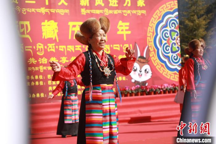 圖為藏歷新年活動(dòng)現(xiàn)場(chǎng)?！埩?攝