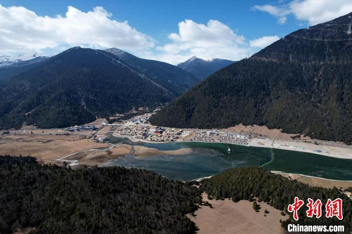 2月17日，西藏林芝魯朗小鎮(zhèn)。(無人機(jī)照片) 李林 攝