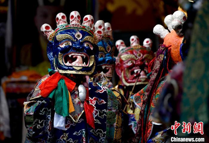 2月19日，楚布寺僧人們佩戴面具準(zhǔn)備參加跳神活動?！±盍?攝