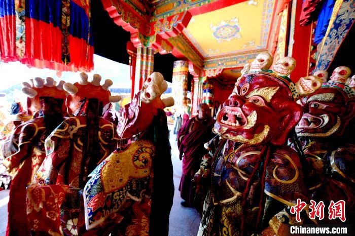 2月19日，楚布寺僧人們佩戴面具準(zhǔn)備參加跳神活動?！±盍?攝