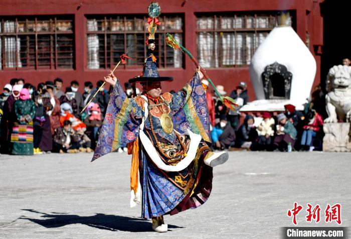 2月19日，楚布寺僧人參加跳神活動?！±盍?攝