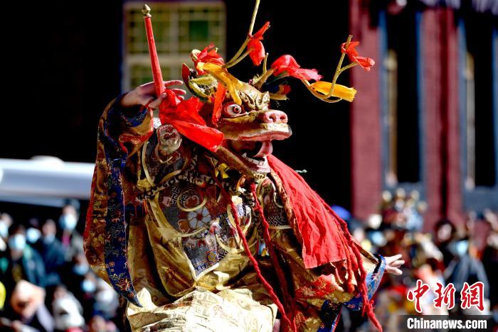 2月19日，楚布寺僧人佩戴面具參加跳神活動。　李林 攝