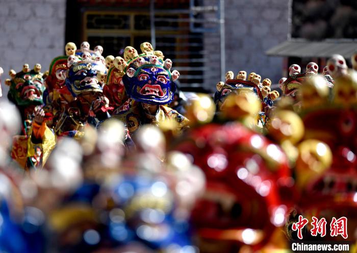 2月19日，楚布寺僧人們佩戴面具參加跳神活動?！±盍?攝