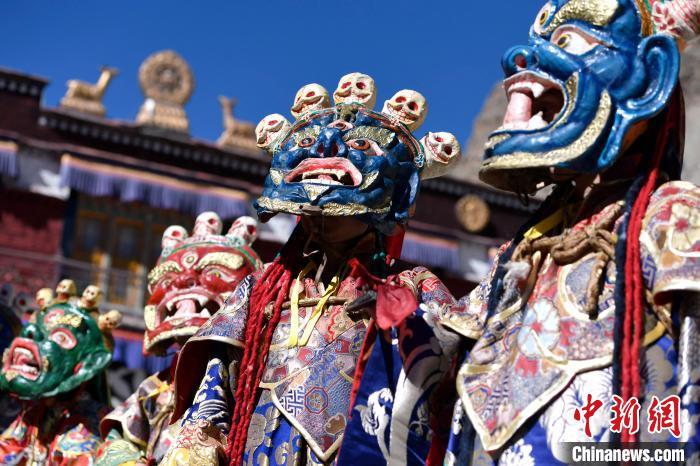 2月19日，楚布寺僧人們佩戴面具參加跳神活動。　李林 攝