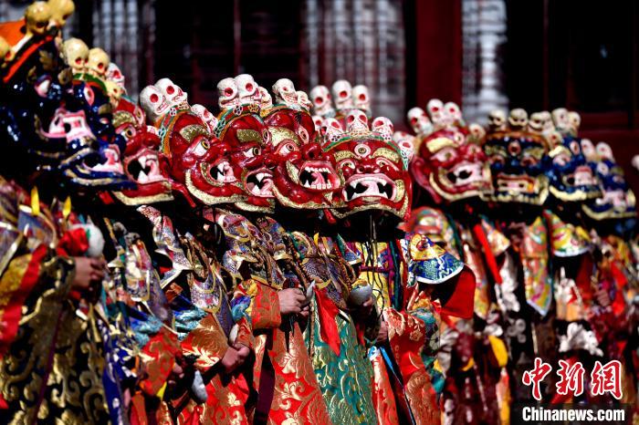 2月19日，楚布寺僧人們佩戴面具參加跳神活動?！±盍?攝