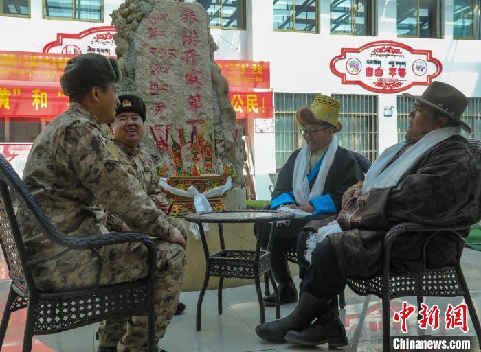 圖為阿里軍分區(qū)某邊防團官兵與駐地群眾拉家常。　劉曉東 攝