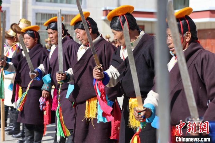 圖為藝人們手持藏刀表演加麻百·甲江?！愔闈扇?攝
