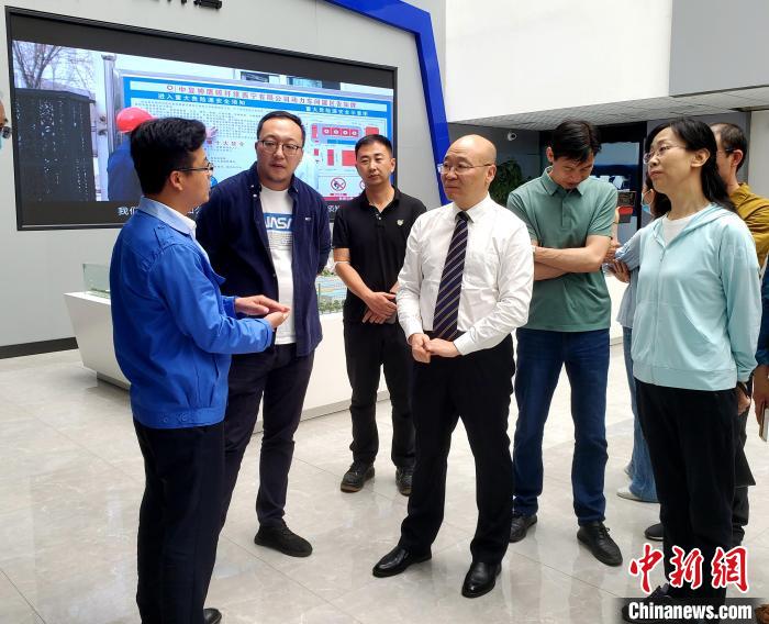 圖為全國政協(xié)委員、農(nóng)工黨青海省委主委王昆(中)在企業(yè)調(diào)研?！」鶟M福 供圖