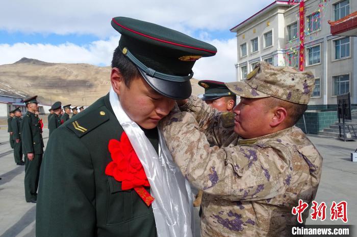 卸下軍銜等標(biāo)識(shí)。　劉俊輝 攝