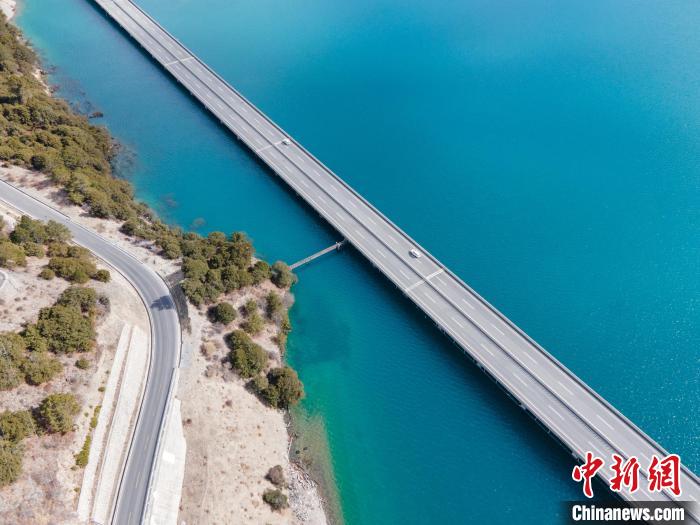 圖為西藏林拉高等級(jí)公路多布湖段風(fēng)光?！〗w波 攝