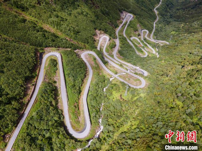 圖為西藏山南錯(cuò)那縣的盤山公路，錯(cuò)那縣被命名為全國“四好農(nóng)村路”示范縣?！〗w波 攝
