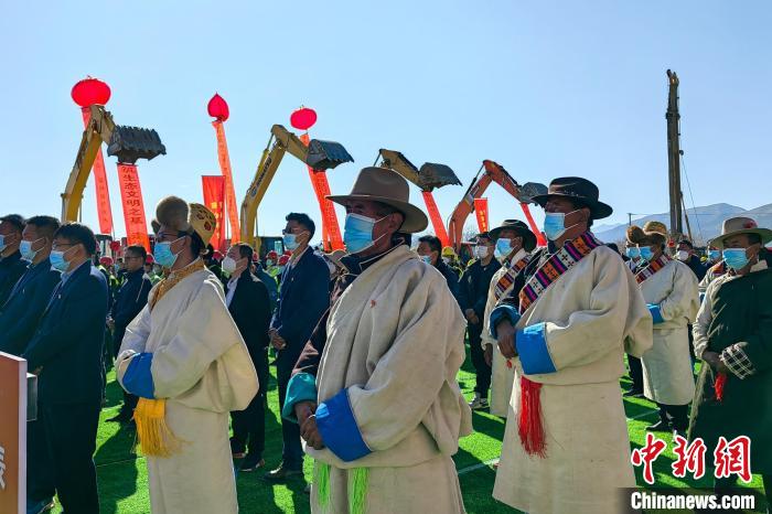 各方代表參加集中開(kāi)復(fù)工儀式?！∧岈斪扛?攝