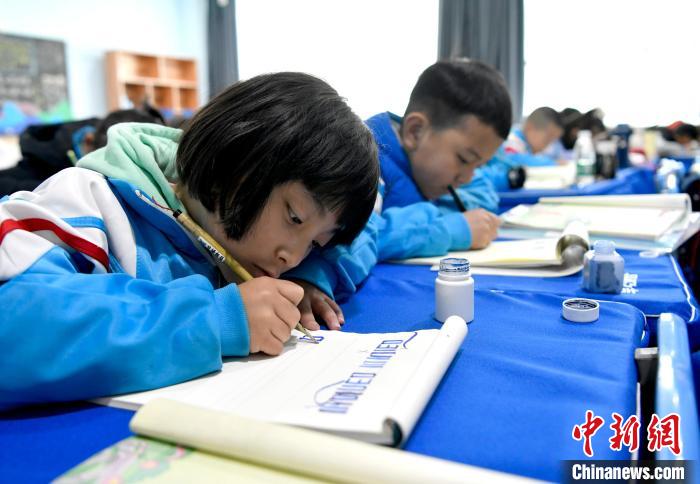 3月14日，西藏拉薩市第一小學(xué)一年級(jí)六班的學(xué)生們?cè)诓卣Z文課上書寫藏文。　李林 攝