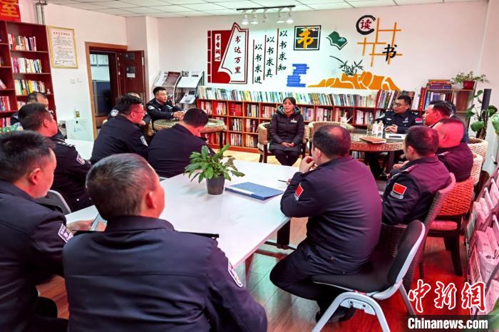圖為亞東出入境邊防檢查站民警與銀行業(yè)務(wù)人員進(jìn)行金融知識(shí)深入交流?！『?攝