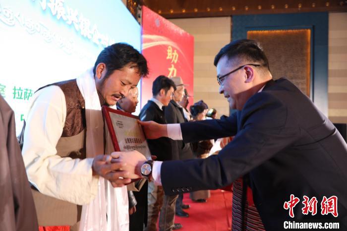 圖為拉薩市銀企對(duì)接洽談會(huì)現(xiàn)場(chǎng)?！「裆愔?攝