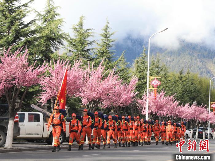 消防員在徒步前行。　西繞拉翁 攝