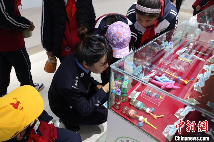 圖為亞東邊檢站民警為駐地小學(xué)生開展禁毒教育?！『?攝