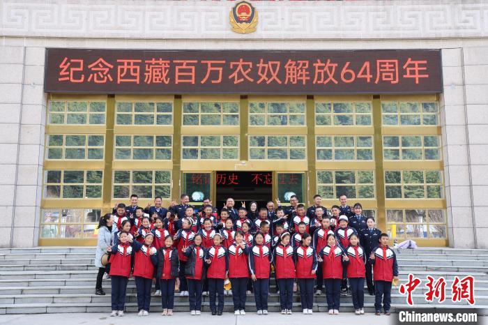 圖為亞東邊檢站民警代表與駐地小學(xué)師生代表合影留念?！『?攝