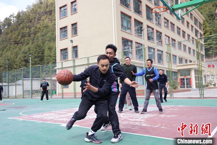 圖為亞東邊檢站民警與駐地農(nóng)業(yè)銀行代表開展籃球友誼賽?！『?攝