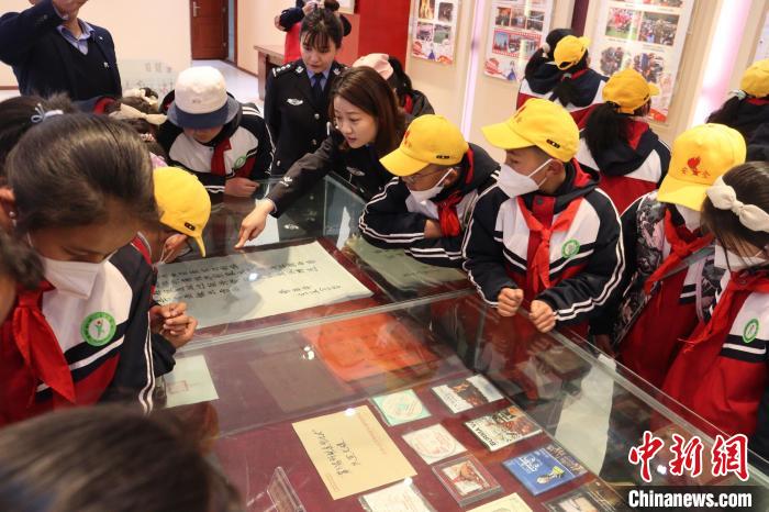 圖為亞東邊檢站民警為駐地小學(xué)生講解該站榮譽(yù)發(fā)展史?！『?攝