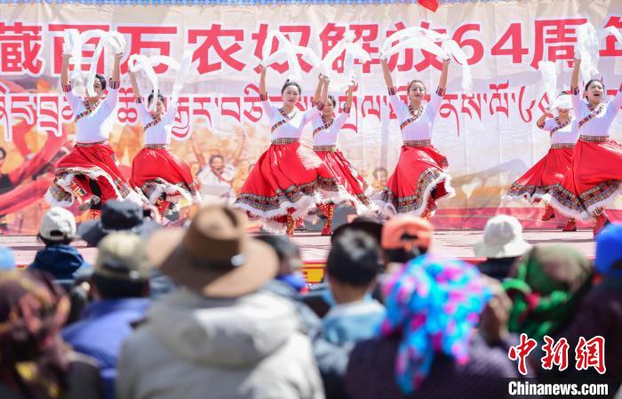 圖為墨竹工卡縣龍珠崗村，文藝演出現(xiàn)場?！∝暩聛硭?攝