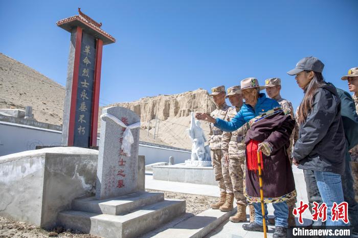 圖為在西藏阿里地區(qū)札達(dá)縣烈士陵園，82歲的次仁南杰老人為軍民代表講述新舊西藏的變化?！詵| 攝